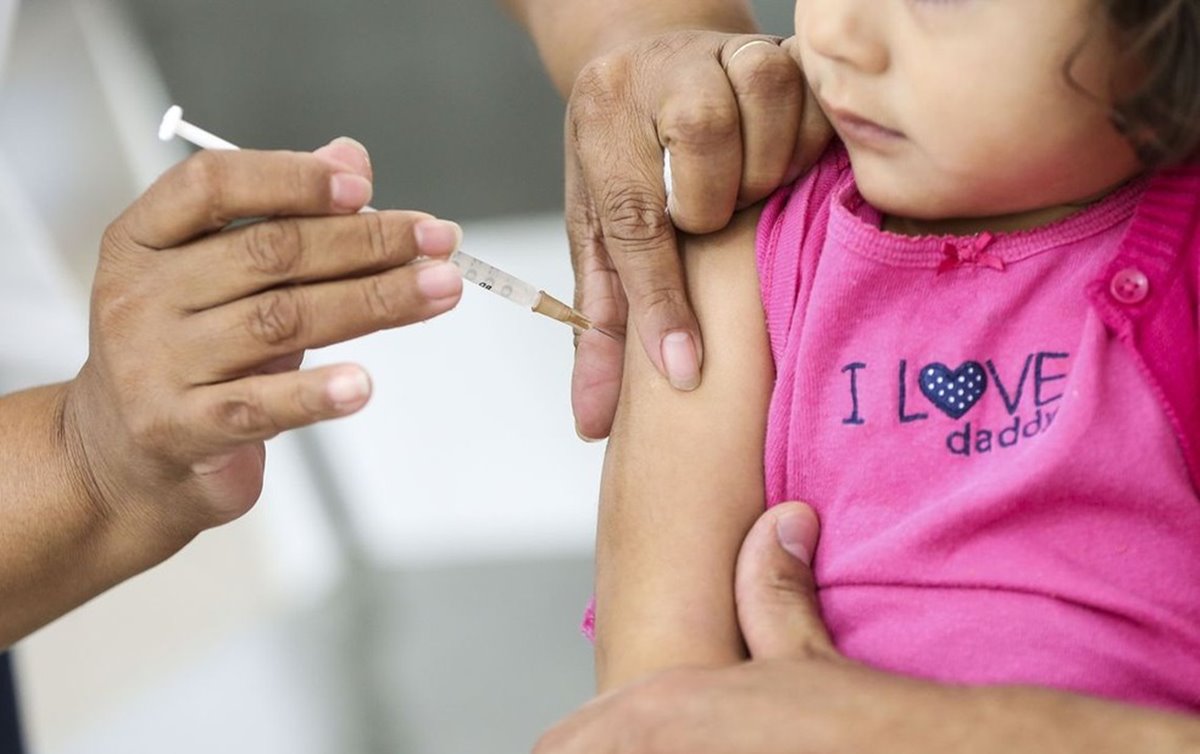 A imunização ocorre das 8h às 19h nas Assistências Médicas Ambulatoriais (AMAs)/Unidades Básicas de Saúde (UBSs) Integradas