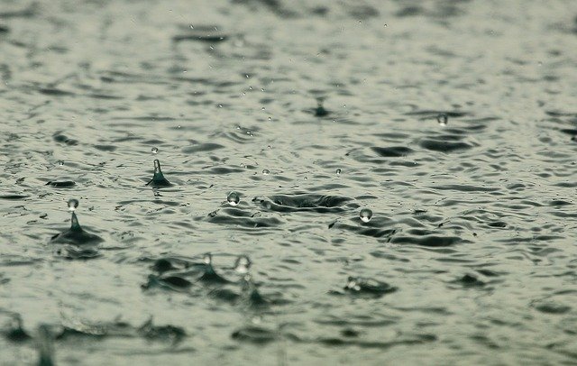 Num novo estudo, os autores revelam que quanto maior é a variação das cargas elétricas, maior é a atração entre as gotas de chuva.