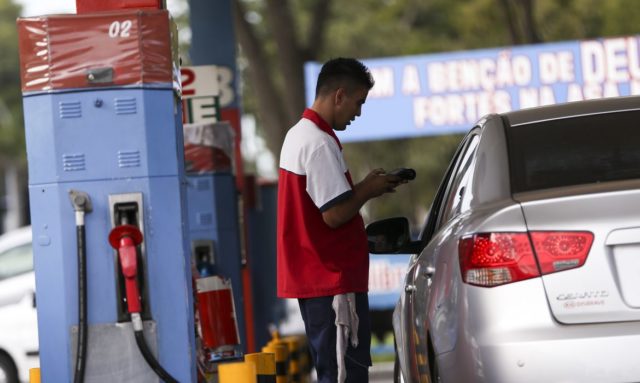 Preço da gasolina volta a subir após 3 meses e ultrapassa R$ 7, diz ValeCard