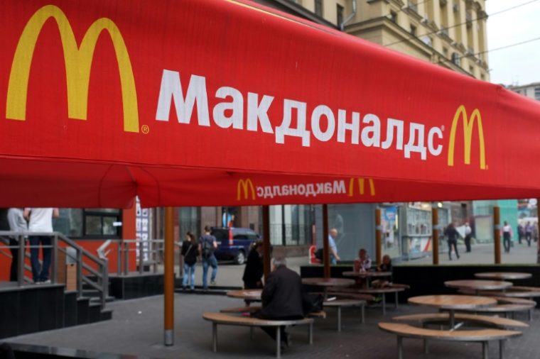 (Arquivo) O logotipo do McDonald's escrito em alfabeto cirílico em Moscou, Rússia