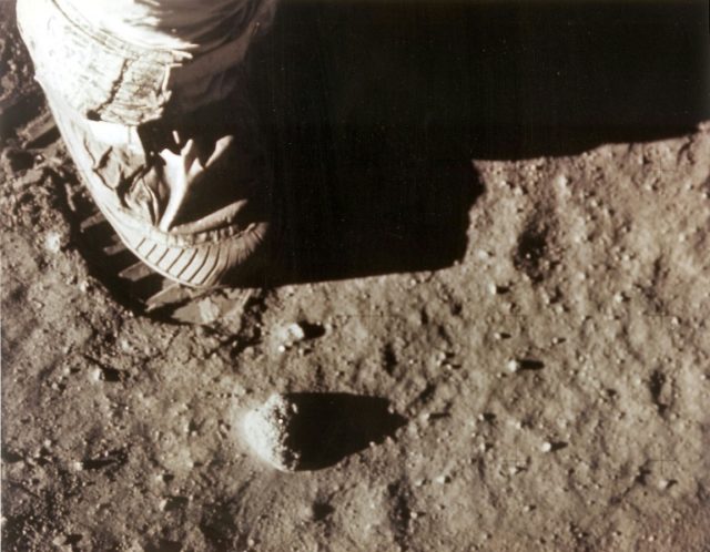 Mais de 70 fotografias originais das primeiras missões lunares da NASA foram leiloadas em Copenhague pelo equivalente a mais de 155.000 euros. A casa de leilões Bruun Rasmussen anunciou que 73 das 74 fotos à venda foram vendidas