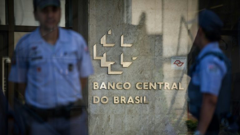 Seguranças na porta do Banco Central do Brasil em São Paulo