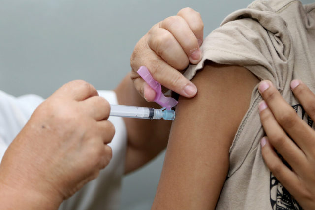 Pesquisadora reforça, no entanto, que a vacina infantil ainda é a melhor forme de se imunizar