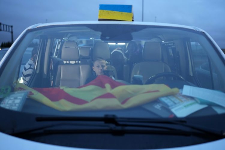 Um menino ucraniano, em Burgos (Espanha) em 16 de março de 2022, em um táxi pertencente a um comboio de dezenas de táxis espanhóis que partiram voluntariamente na Polônia para procurar refugiados para trazê-los de volta à Espanha