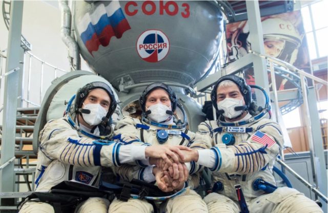 O chefe russo fez várias postagens, incluindo um vídeo parcialmente animado que parecia ameaçar que os astronautas russos abandonassem Vande Hei no espaço