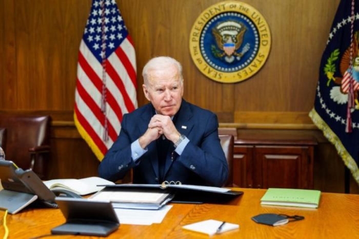 Biden encontra-se pressionado entre ampliar ajuda à Ucrânia sem provocar um conflito direto com a Rússia