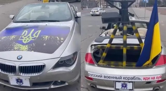 A polícia da cidade ucraniana de Mykolaiv recebeu um carro esportivo modificado com uma torre de armas para ajudar a impedir a invasão russa.
