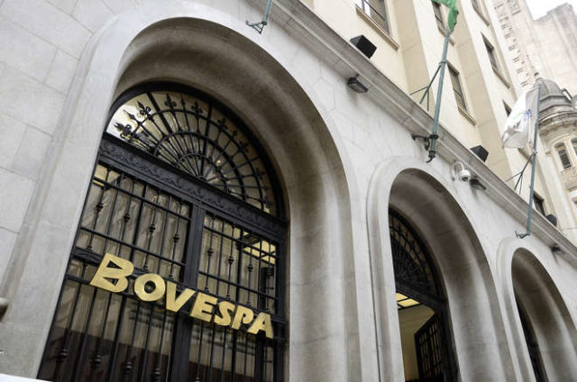 Ibovespa fecha estável com bancos e commodities contrapondo cautela com guerra