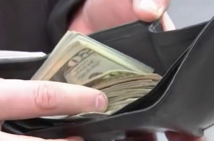 O homem teria deixado cair sua carteira, que continha US$ 4.000 (aproximadamente R$ 20.250,00) em espécie perto da Broadway