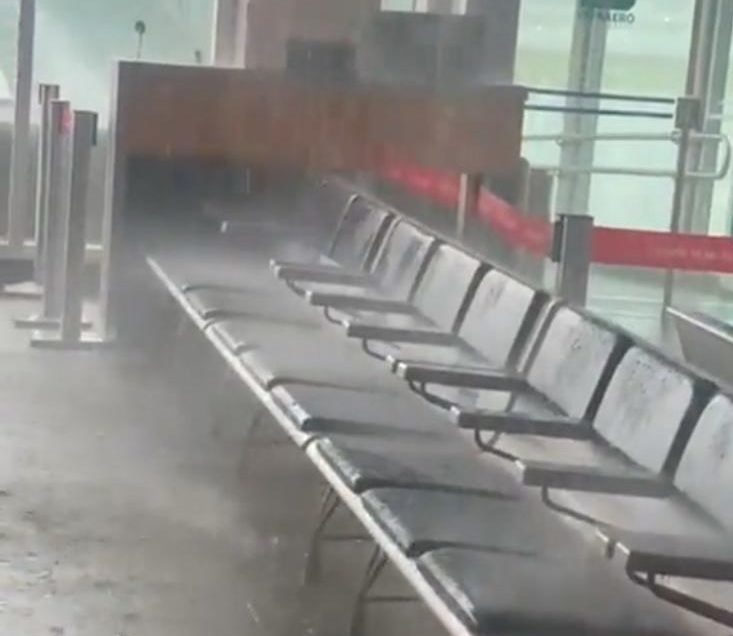 A forte chuva que atingiu a Capital paulista nesta sexta-feira (4) provocou a queda de parte do teto do terminal de passageiros do Aeroporto de Congonhas