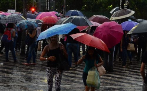 A cidade de São Paulo entrou em estado de atenção para alagamentos na tarde deste sábado (5)