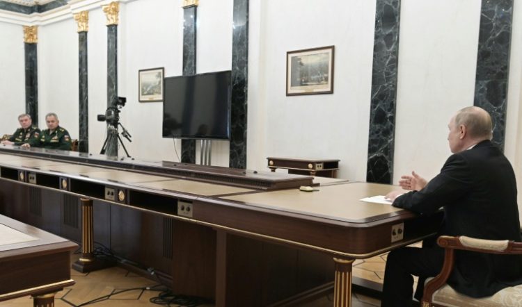 O presidente russo Vladimir Putin (D) durante reunião com o ministro da Defesa, Serguei Shoigu (2º a partir da esquerda) e o comandante do Estado-Maior Valery Gerasimov em 27 de fevereiro de 2022 em Moscou