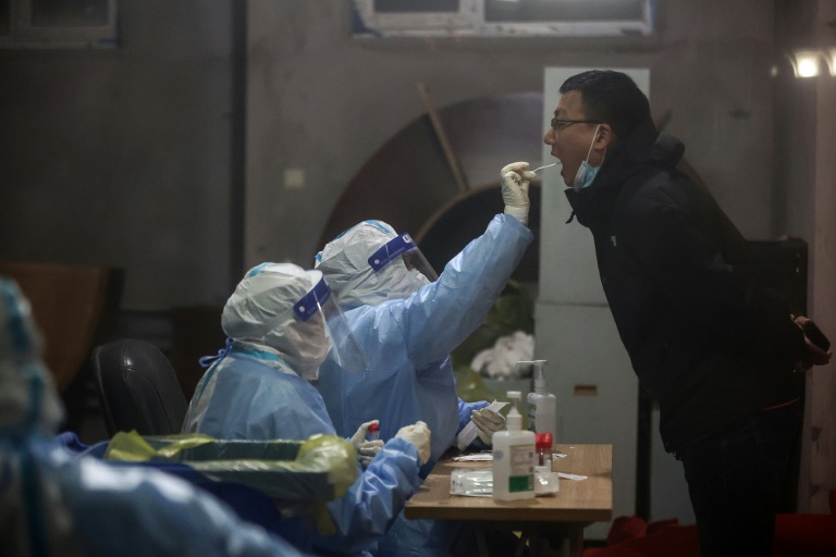 Um morador da cidade chinesa de Changchun passa por um teste de covid-19 em 11 de março de 2022