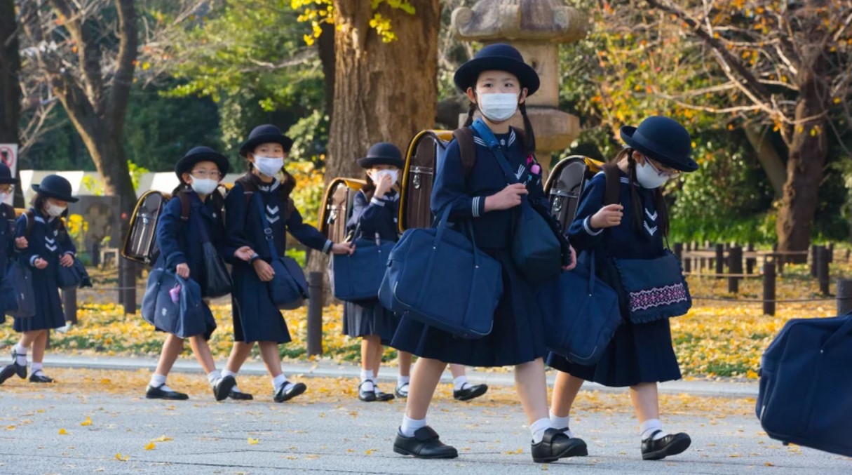 Cinco regras serão descartadas por quase 200 escolas públicas em toda a capital japonesa, incluindo regras sobre cores de cabelo e roupas íntimas