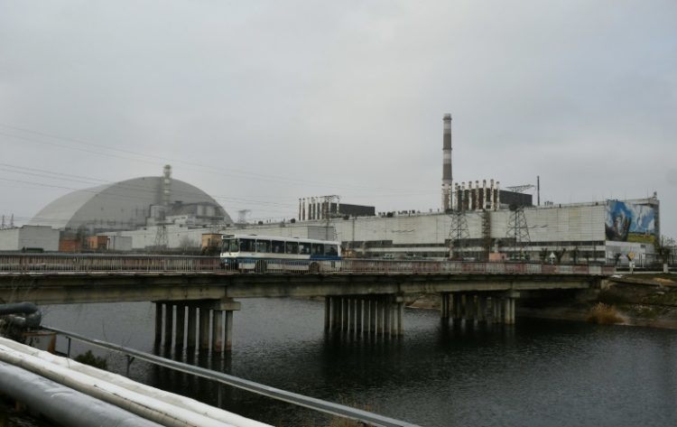 (Arquivo) Imagem de 8 de dezembro de 2020 da central nuclear de Chernobyl e o gigantesco domo de proteção construído sobre os restos do quarto reator destruído