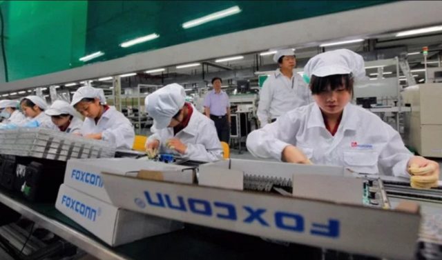 Os cerca de 200 mil trabalhadores das duas fábricas da Foxconn em Shenzhen serão obrigados a submeter-se a testes de covid-19