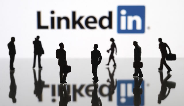 O LinkedIn responsabilizou "mudanças no comportamento do cliente e crescimento mais lento da receita" pelos cortes, anunciados em um post no blog da empresa