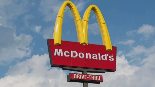 Fechamento do McDonald’s na Rússia causa protestos e aglomerações