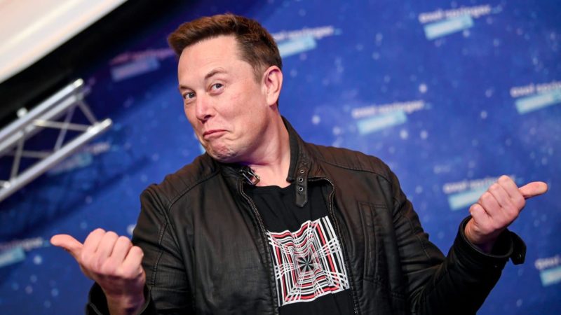 Questionado no Twitter sobre a possibilidade de criar uma nova rede, Elon Musk respondeu simplesmente que está considerando possibilidade