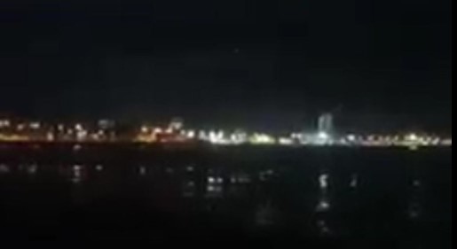 O momento exato foi capturado por um vizinho da região. Nas imagens é visto o "objeto voador", com luzes e sobrevoando uma parte da cidade.