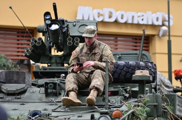Soldados em tanque de guerra em frente ao McDonald's