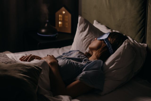 Pessoas que dormiam menos de 4,5 horas por noite e aquelas que dormiam mais de 6,5 horas por noite tinham um risco maior de declínio cognitivo
