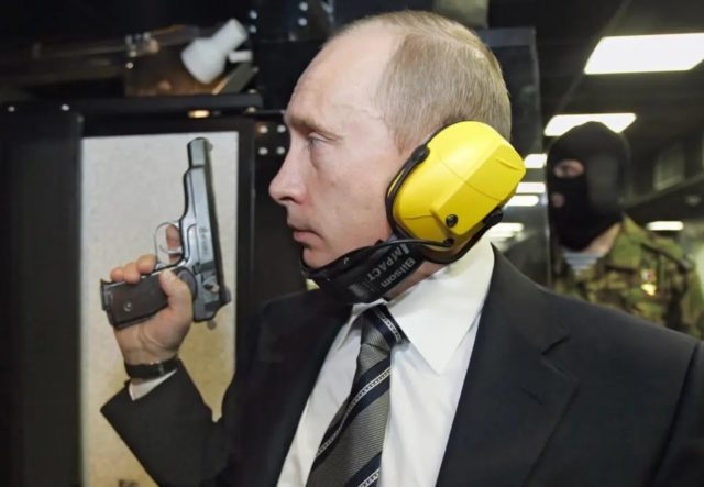 Putin com arma na mão