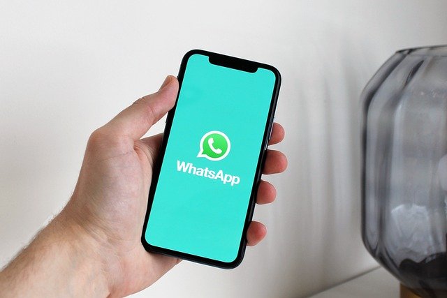 O Whatsapp tem algumas limitações. Uma delas é o envio de arquivos de até 100 MB. A empresa já está testando o envio de arquivos de até 2GB.