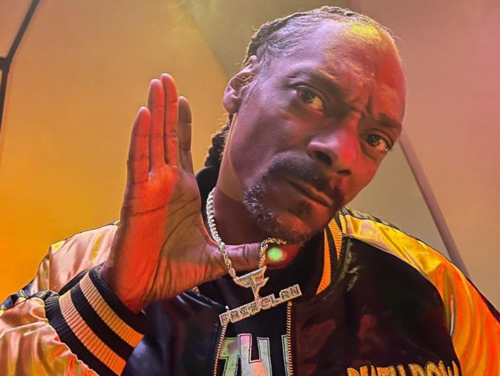 O rapper Snoop Dogg anunciou nesta segunda-feira (7) que é o mais novo membro da organização norte-americana de esportes eletrônicos FaZe Clan