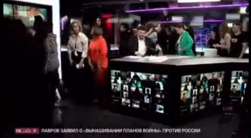A TV russa Rain anunciou na quinta-feira (3) que sua transmissão seria suspensa indefinidamente após receber intensa pressão por criticar o Kremlin