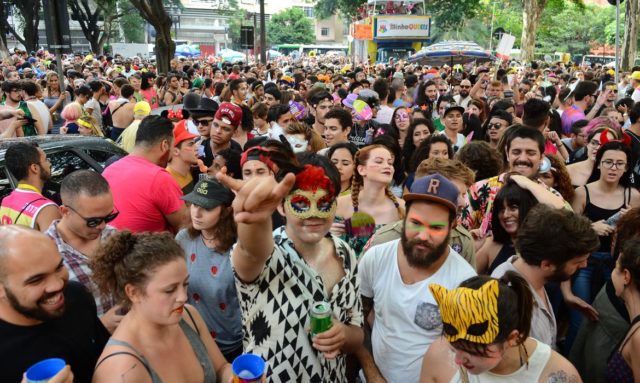 Prefeitura de SP descarta carnaval de rua em abril e diz buscar nova data