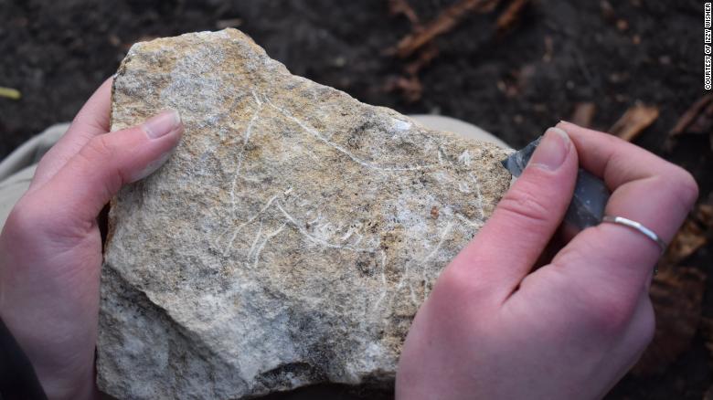 Pesquisadores do Reino Unido estudaram 50 plaquetas de pedra mantidas no Museu Britânico que foram gravadas por caçadores-coletores há cerca de 15.000 anos.