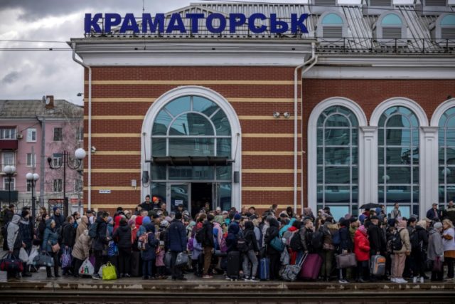 Famílias chegam na estação de Kramatorsk, no leste da Ucrânia, em 3 de abril de 2022 - AFP