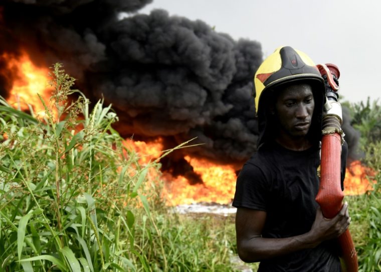 Bombeiro trabalha para apagar incêndio provocado por perfuração de oleoduto por ladrões em 5 de dezembro de 2019 em Lagos, capital econômica da Nigéria