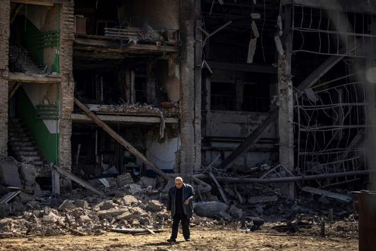 Um homem caminha pelas ruínas de um prédio da empresa Vizar, dedicado à indústria militar, que foi destruído por um ataque russo na cidade de Vyshneve, a sudoeste de Kiev