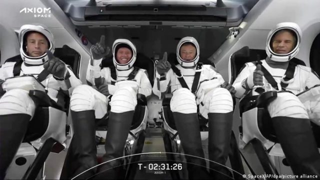 Primeira missão tripulada totalmente privada à ISS decola com êxito