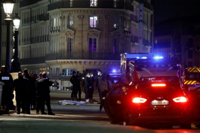 Pouco depois da meia-noite de domingo, a polícia abriu fogo contra um carro que se recusou a parar em um posto policial na Pont Neuf, em Paris - AFP