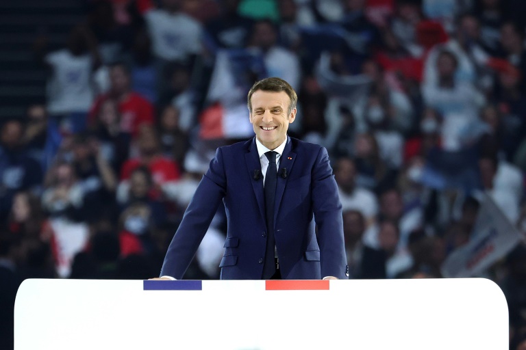 O presidente francês e candidato à reeleição, Emmanuel Macron, anima seus simpatizantes durante comício no recinto Paris La Défense Arena em Nanterre, nos arredores de Paris, em 2 de março de 2022 - AFP