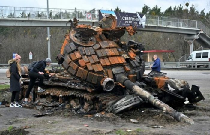 Destruídos, tanques de guerra da Rússia vão se espalhando pelas cidades da Ucrânia