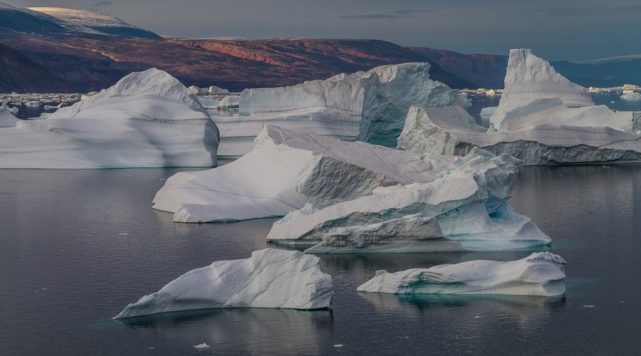 Um estudo divulgado alerta que o Ártico apresenta grandes níveis de poluição de plástico, semelhantes até às regiões povoadas.