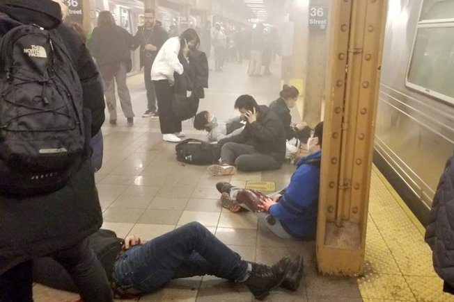 Autoridades estimam que 10 pessoas foram baleadas, sendo cinco com gravidade, no tiroteio seguido de uma explosão na estação de metrô no Brooklyn