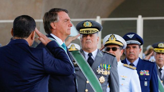 Em guerra permanente com as instituições democráticas do Brasil, principalmente o STF, Bolsonaro tenta puxar os militares para o seu campo