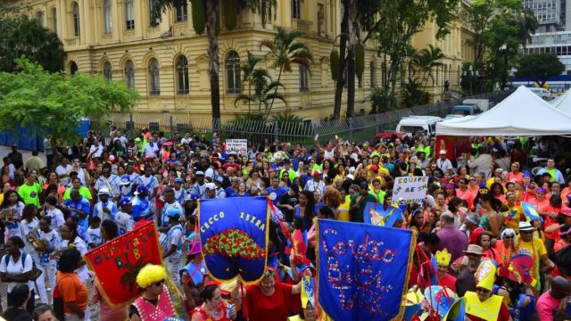 Desfiles das escolas de samba foi liberado e, apesar do cancelamento do calendário oficial da festa de rua, blocos organizam uma programação independente