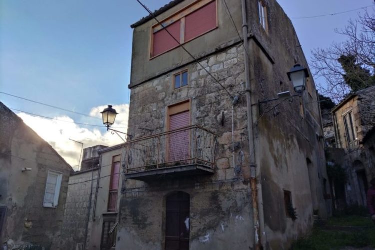 Casa à venda por 1 euro em Mussomeli tem 2 banheiros e 6 dormitórios