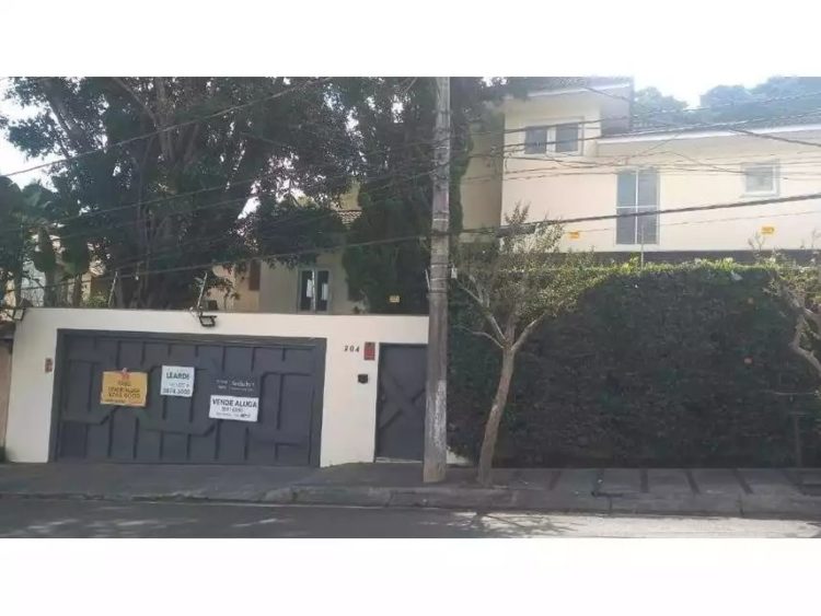 Casa no bairro do Morumbi (SP) está com 54% de desconto no preço original Leilão imóveis Santander