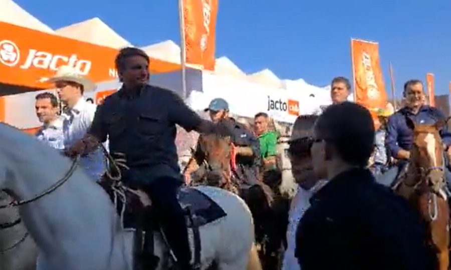 Jair Bolsonaro chegou a evento em Ribeirão Preto montado em cavalo branco