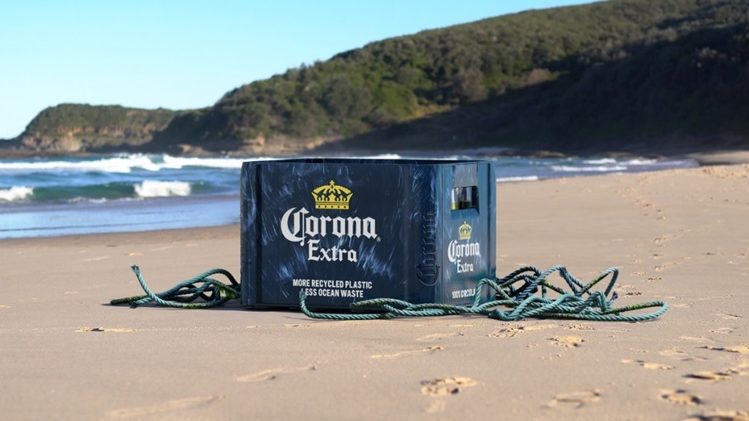 A cerveja Corona lançou a garrafa long neck retornável no Brasil