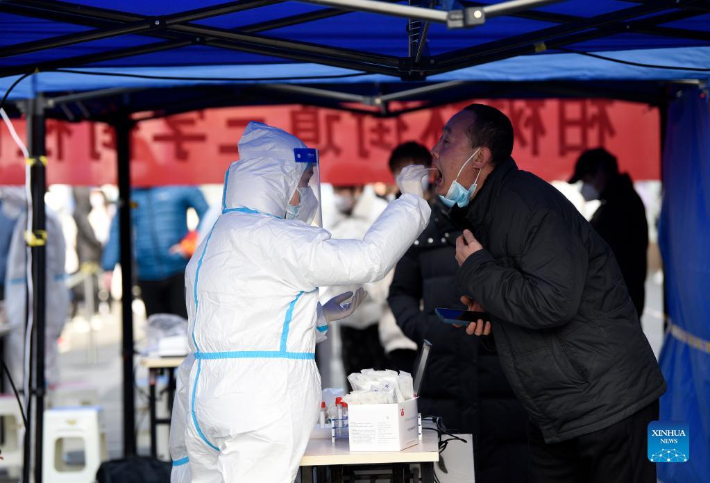 A China enfrenta o surto mais grave de coronavírus desde a primeira onda de 2020, com dezenas de mortes diárias na cidade Xangai e bairros inteiros isolados