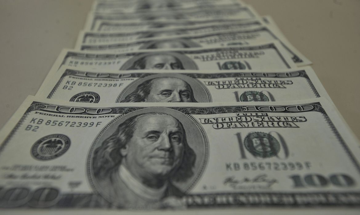 O dólar futuro encerrou a sessão desta sexta-feira, 29, em alta de 0,47%, aos R$ 5,0147. O contrato para junho passou a ser o mais líquido hoje