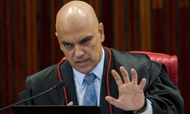 Moraes prorroga inquérito contra Bolsonaro por associar vacina contra covid à aids